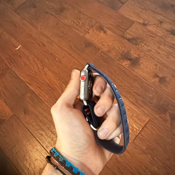 Apple Watch Series 3 – 42mm GPS, Space Gray Aluminum + Navy Band - Picture 3 of 4